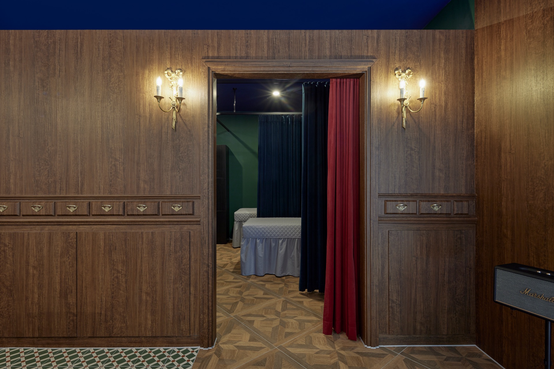화장품 유통과 교육이 이루어지는 공간, 고객이 ‘대접받는 기분’을 느끼는 유럽 감성의 뷰티샵