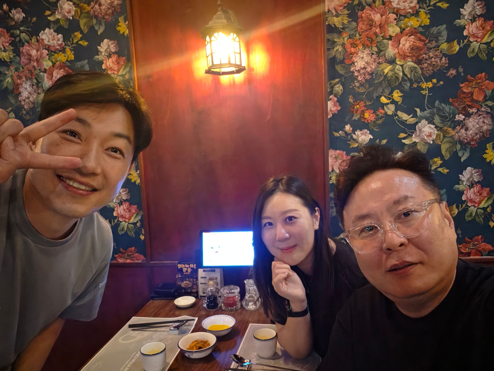 [잇다가 만난 전문가 2]
퍼스널 홈컬러 전혜영 대표님을 소개합니다.
퍼스널 홈컬러는 16년 경력의 화장품 색채 전문가가 만든,
우리 집에 어울리는 색을 찾아주는 홈컬러 브랜드입니다.

전혜영 대표님은
자신의 집을 인테리어하면서
고객뿐만 아니라 전문가들도 공간 콘셉트에
맞는 색상과 자재를 선택하는 데 어려움을 겪고 있다는
사실을 알게 되었습니다.

현재 컬러 컨설팅을 비롯해 전자책과 셀프 톤칩을 선보이며
와디즈 크라우드펀딩을 진행하고 있습니다.

무료 원데이 가이드와 다양한 협업을
통해 B2B·B2C 사업도 확장하고 있습니다.

퍼스널 홈컬러에 관심이 있거나 색채 분야의
협업 파트너를 찾고 계신다면,
전혜영 대표님과 연결해 좋은 시너지를 만들어보시길 추천드립니다.
wadiz.kr/web/w… 1